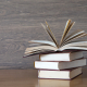 Українці досі не отримали обіцяну з 1 липня «книжкову тисячу». Коли запрацює закон /Фото Getty Images