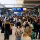 Пасажири збираються біля інформаційного табло на вокзалі Монпарнас у Парижі 26 липня 2024 року після призупинення руху швидкісного руху поїздів /Getty Images
