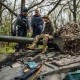 Відеокоординатор AFP у Києві Арман Солдін (32 роки, ліворуч) і фіксер Олексій Оболенський (справа), Донбас 29 квітня 2022 року. Арман загинув від ракетного удару РФ у Часовому Яру 9 травня 2023 року. /Getty Images