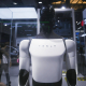 Відвідувачі розглядають Tesla Bot Optimus під час Всесвітньої конференції AI 2024 в Шанхаї, Китай /Getty Images