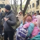 Мариуполь. Мама с ребенком после российского обстрела роддома
