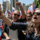 8 мая 2022 года, Ливан, Бейрут: россияне, живущие в Ливане, скандируют лозунги во время марша ко Дню Победы. Марш также продемонстрировал поддержку президента России Владимира Путина в его войне против Украины /Getty Images