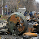 Сапери проводять розмінування серед знищеної бронетехніки на вулиці в місті Буча, що на околиці Києва, 5 квітня 2022 року. Фото GENYA SAVILOV/AFP via Getty Images /Getty Images