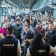 Подорожуючі чекають у залі вильоту в Амстердамському аеропорту Схіпхол, наступного дня після страйку кур'єрської служби KLM, що призвела до скасування безлічі рейсів, 24 квітня 2022 року. /Getty Images