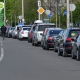 Черги на заправки розтягуються на сотні метрів, а найбільші мережі АЗС відпускають не більше 10 л в одні руки. Коли зникне дефіцит палива /Фото Getty Images