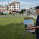 Чоловік малює зруйнований чернігівський будинок, кінець травня 2022 року /Getty Images