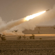 США M142 High Mobility Artillery Rocket System (HIMARS) стреляют залпами во время военных учений «Африканский лев» в регионе Grier Labouihi на юго-востоке Марокко, 9 июня 2021 года /Getty Images