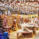 Торговий центр, оформлений у новорічному стилі /Shutterstock