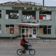 Женщина едет на велосипеде мимо разрушенного здания в Балаклее, Харьковская область, 10 сентября 2022 г. /Getty Images