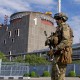 Российский военный на фоне Запорожской АЭС. /Getty Images