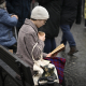 Девушка читает книгу на скамейке в Варшаве /Getty Images