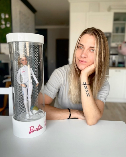 Именную куклу Barbie Ольги Харлан продали на аукционе за $10 400 /Фото 1