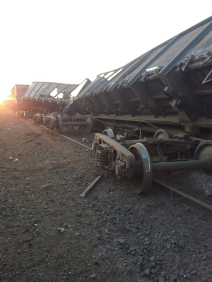 Росія атакувала Київ балістикою та дронами: 28 загиблих і понад 140 постраждалих. Біля пошкодженого будинку завершили пошукові роботи /Фото 8