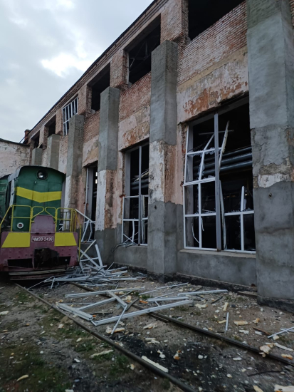 Росія знову б’є по залізничній інфраструктурі: у Полтаві уражені локомотивне депо і тягові підстанції (фото) /Фото 3