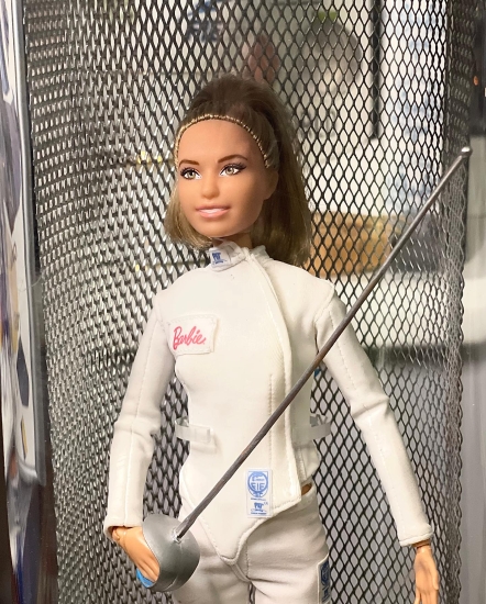 Именную куклу Barbie Ольги Харлан продали на аукционе за $10 400 /Фото 3