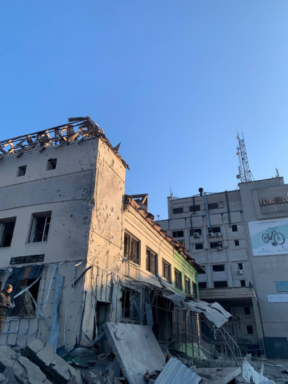 Росія обстріляла сортувальний центр «Укрпошти» в Херсоні (фото) /Фото 1