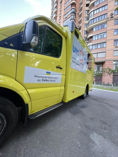 Forbes Ukraine передав дві реанімаційні машини швидкої допомоги класу C гуманітарному проєкту «Фріда», який допомагає українцям&amp;nbsp; /Фото 1
