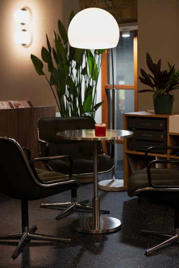 Магазин вінілових платівок і бар Vinyla