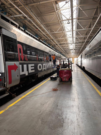 Росія атакувала Київ балістикою та дронами: 28 загиблих і понад 140 постраждалих. Біля пошкодженого будинку завершили пошукові роботи /Фото 11