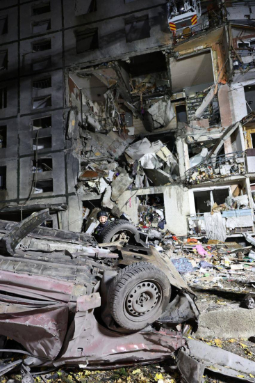 Авиаудар по многоэтажке. В Харькове продолжается спасательная операция, известно об одном погибшем и 35 раненых /Фото 5