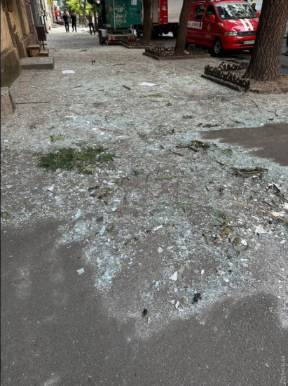 Россия ночью снова ударила по Одессе, в Николаеве есть попадания в жилые дома (фото) /Фото 2