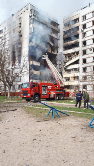 Росія обстріляла Запоріжжя, ракета влучила у багатоповерховий будинок (фото, відео) /Фото 5