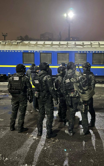 Полиция проводит обыски в «Укрзализныце». Пассажиров предупредили о возможных неудобствах /Фото 1