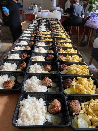 Инициатива «Киев Волонтерский» кормит 13 000 человек в день. Как бизнесы объединились с волонтерами, чтобы помочь военным и гражданскому населению /Фото 5