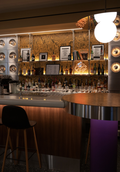 Магазин вінілових платівок і бар Vinyla