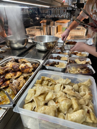 Инициатива «Киев Волонтерский» кормит 13 000 человек в день. Как бизнесы объединились с волонтерами, чтобы помочь военным и гражданскому населению /Фото 4