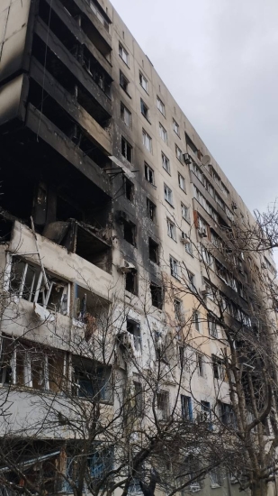 «Людей ховають в братських могилах, деяких — у своїх дворах». Інтерв'ю заступника мера Маріуполя про катастрофу в місті /Фото 19