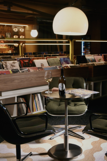 Магазин вінілових платівок і бар Vinyla