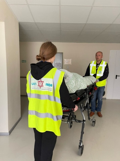 Forbes Ukraine передав дві реанімаційні машини швидкої допомоги класу C гуманітарному проєкту «Фріда», який допомагає українцям&amp;nbsp; /Фото 2