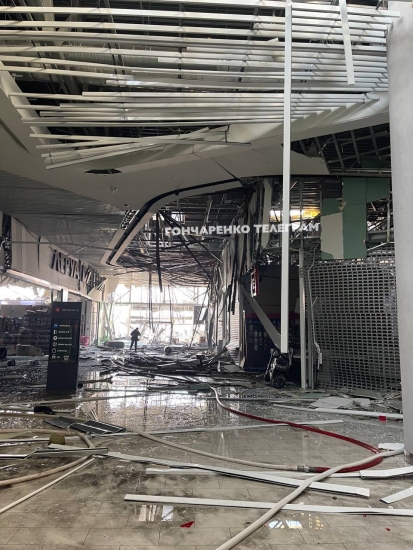 Враг нанес ракетный удар по ТРЦ в Киеве, есть погибшие. Фото и видео разрушений /Фото 4