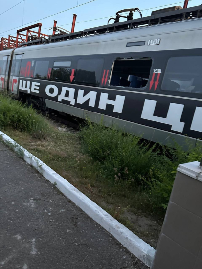 Росія атакувала Київ балістикою та дронами: 28 загиблих і понад 140 постраждалих. Біля пошкодженого будинку завершили пошукові роботи /Фото 10