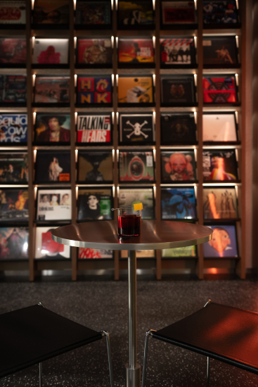 Магазин вінілових платівок і бар Vinyla