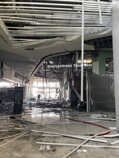 Враг нанес ракетный удар по ТРЦ в Киеве, есть погибшие. Фото и видео разрушений /Фото 7