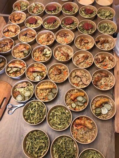 Инициатива «Киев Волонтерский» кормит 13 000 человек в день. Как бизнесы объединились с волонтерами, чтобы помочь военным и гражданскому населению /Фото 3