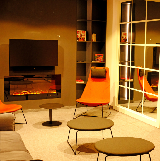 «МакДональдс»&amp;nbsp;реконструировали офис. В нем нет фиксированных мест, есть лаунж-зона с камином и новые рабочие зоны. Как это помогает коллаборациям команд /Фото 25