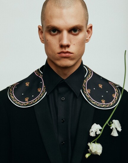 Надоела домашняя униформа? Этой весной бренды выпускают яркую одежду с принтами и декором. Forbes выбрал 24 знаковых предмета /Фото 11